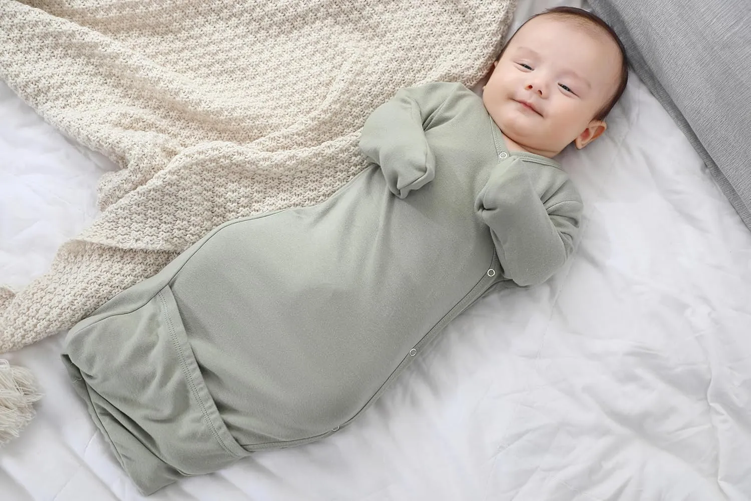 O2 BABY 100% Organic Cotton Kimono Gown with Mittens & Fold-Over Pouch