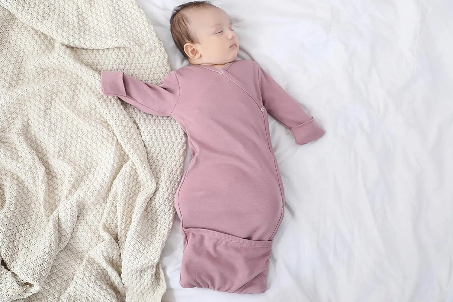 O2 BABY 100% Organic Cotton Kimono Gown with Mittens & Fold-Over Pouch